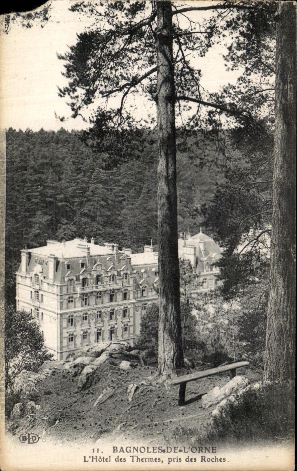 CPA Bagnoles de l Orne L Hotel des thermes pris des rochers