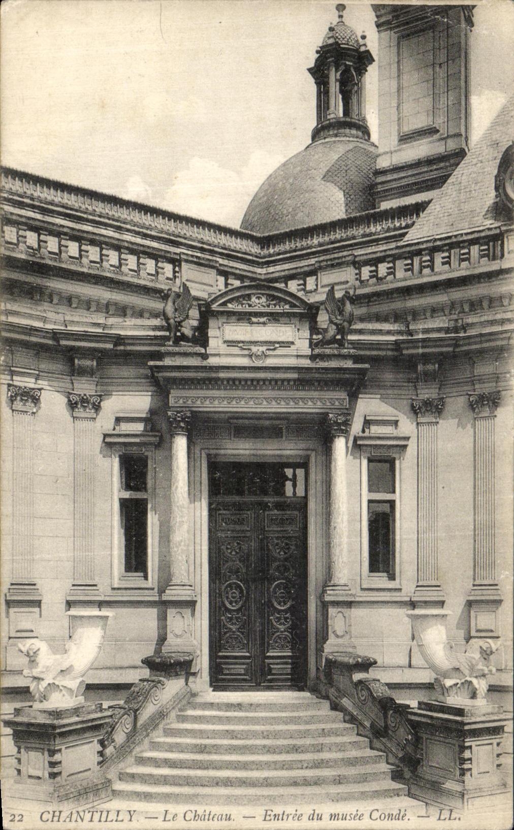 VINTAGE POSTCARD Chantilly the Castle Entered D museum cop