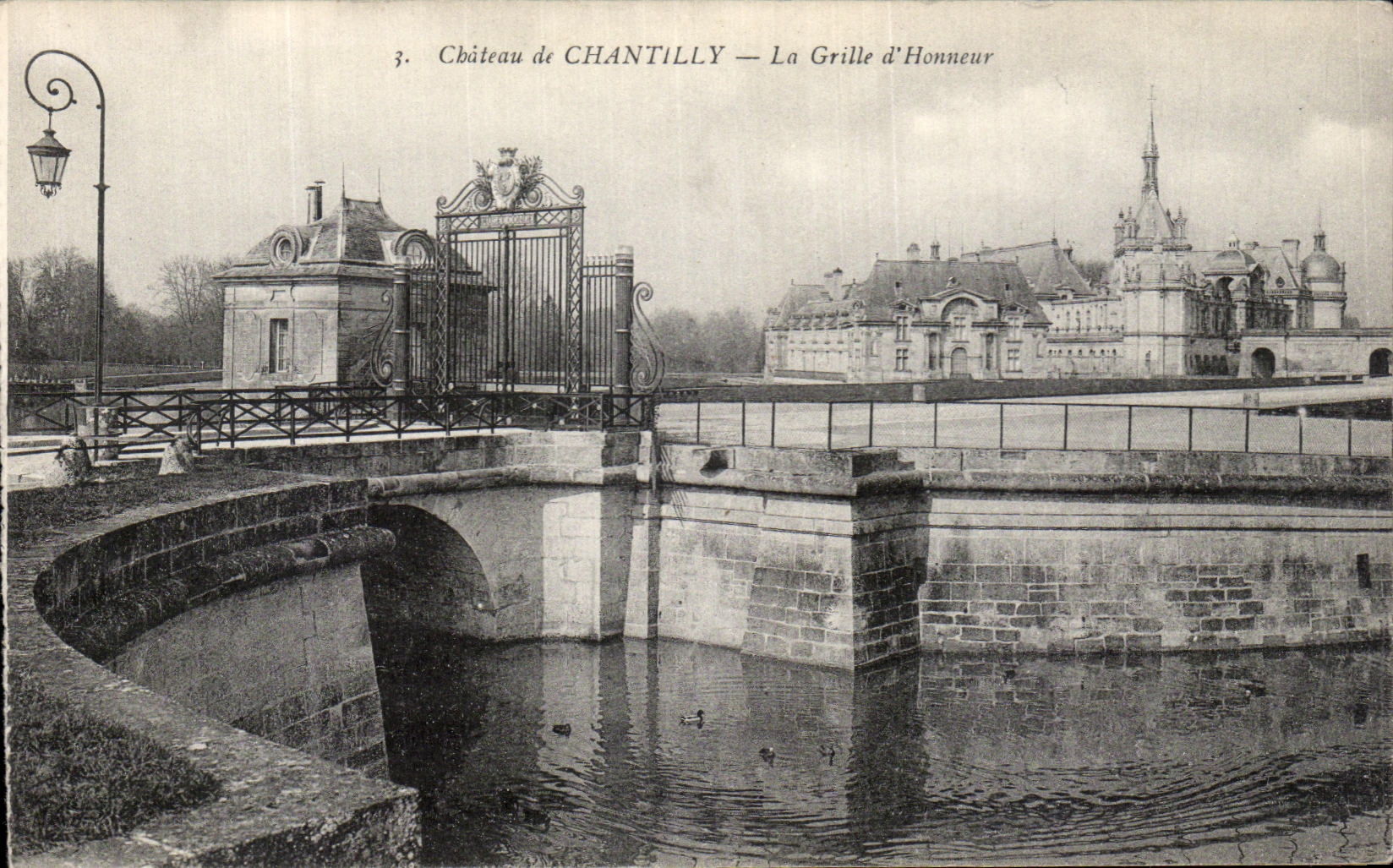 VINTAGE POSTCARD Chantilly the Castle the Grid D Honor