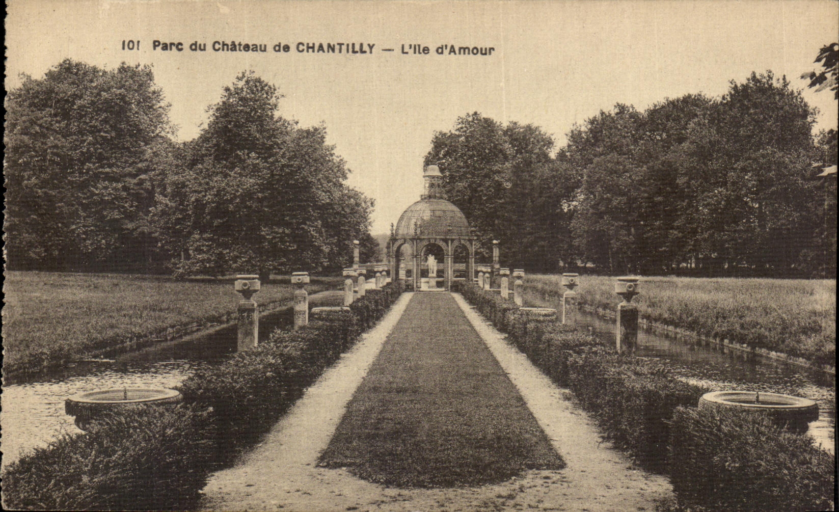 VINTAGE POSTCARD Park of the Castle Of Chantilly L island D love