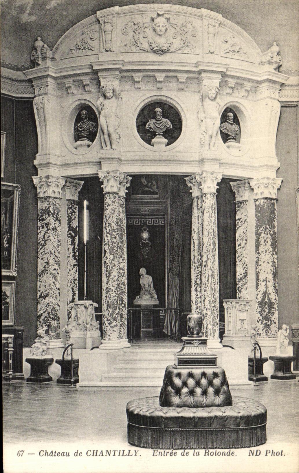 VINTAGE POSTCARD Castle of Chantilly Entered of the rotunda