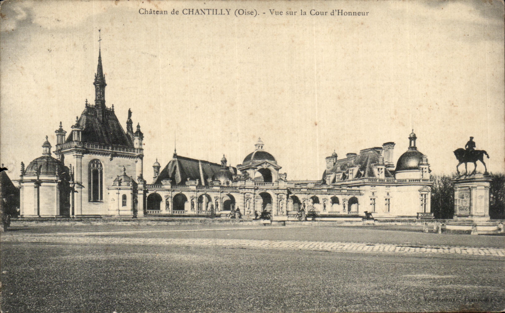 VINTAGE POSTCARD Castle Of Chantilly Seen on the court D honor