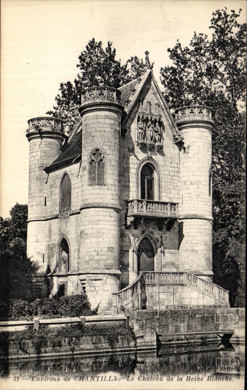VINTAGE POSTCARD Surroundings of Chantilly the castle of the White Queen