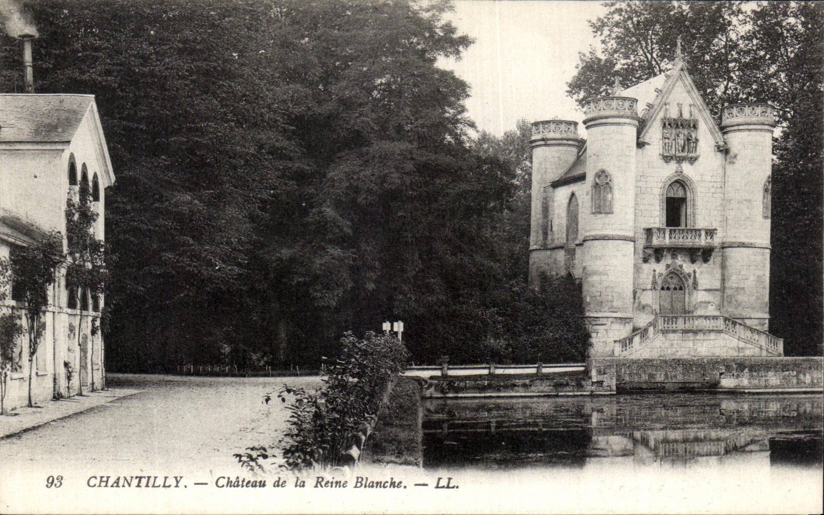VINTAGE POSTCARD Chantilly Castle of the White Queen