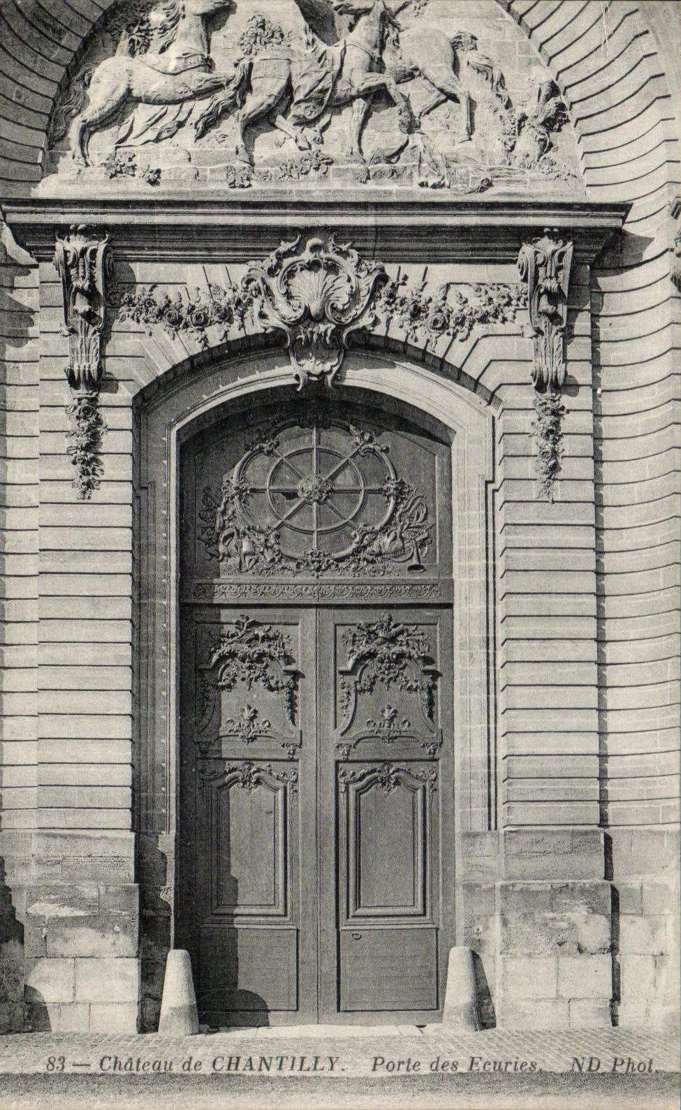 VINTAGE POSTCARD Castle Of Chantilly Carries stables
