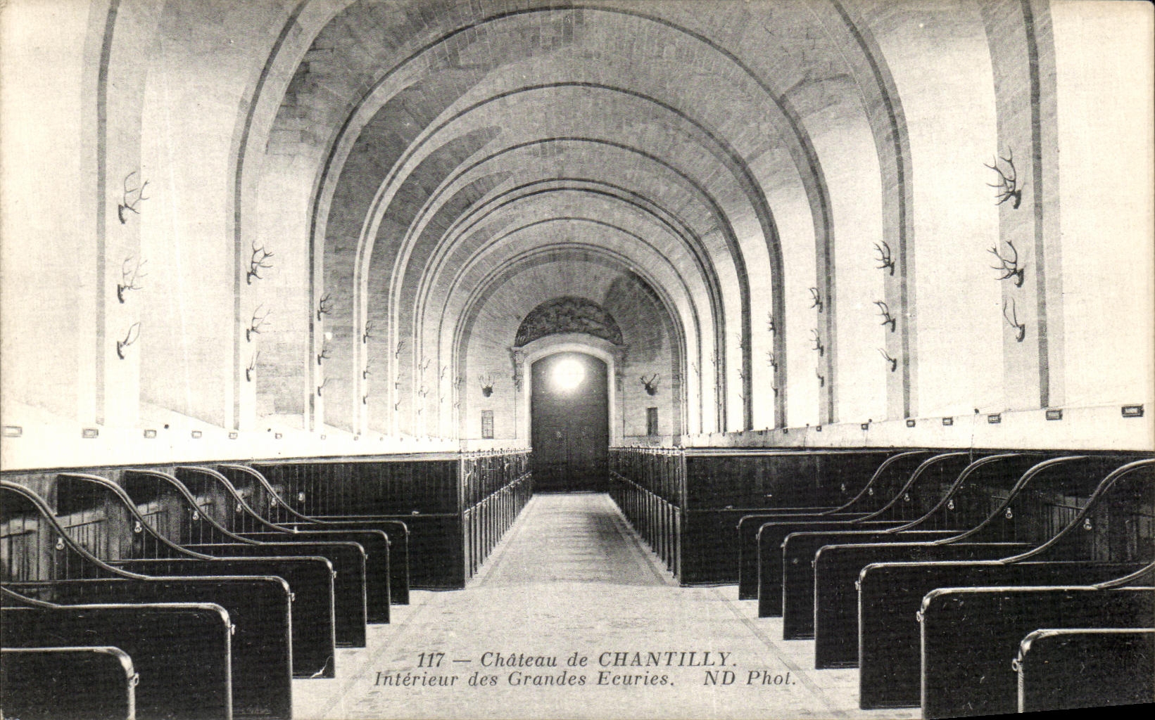 Castillo de la POSTAL de la VENDIMIA de Chantilly interior de los caballos grandes de los establos