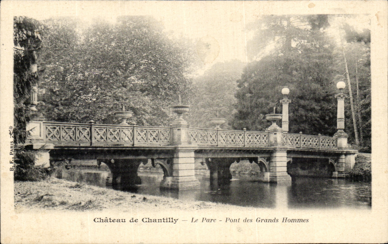 VINTAGE POSTCARD Castle Of Chantilly the Park Bridge of the great men