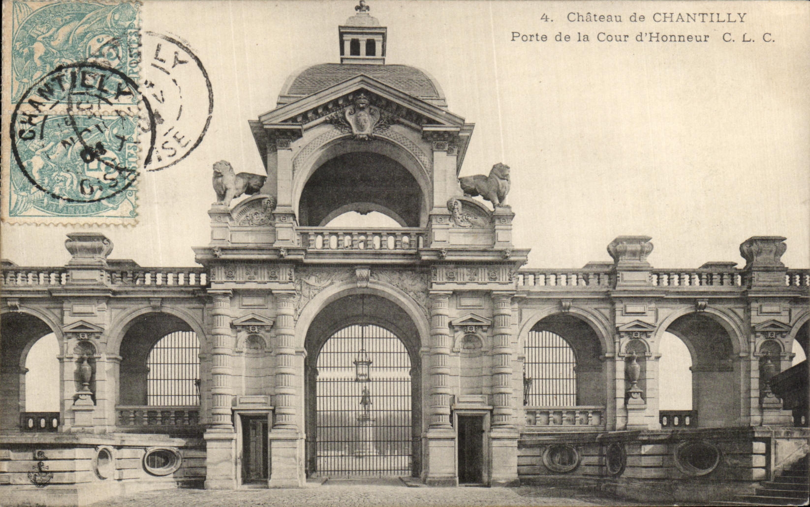 CPA Chateau de Chantilly Porte de la cour d honneur