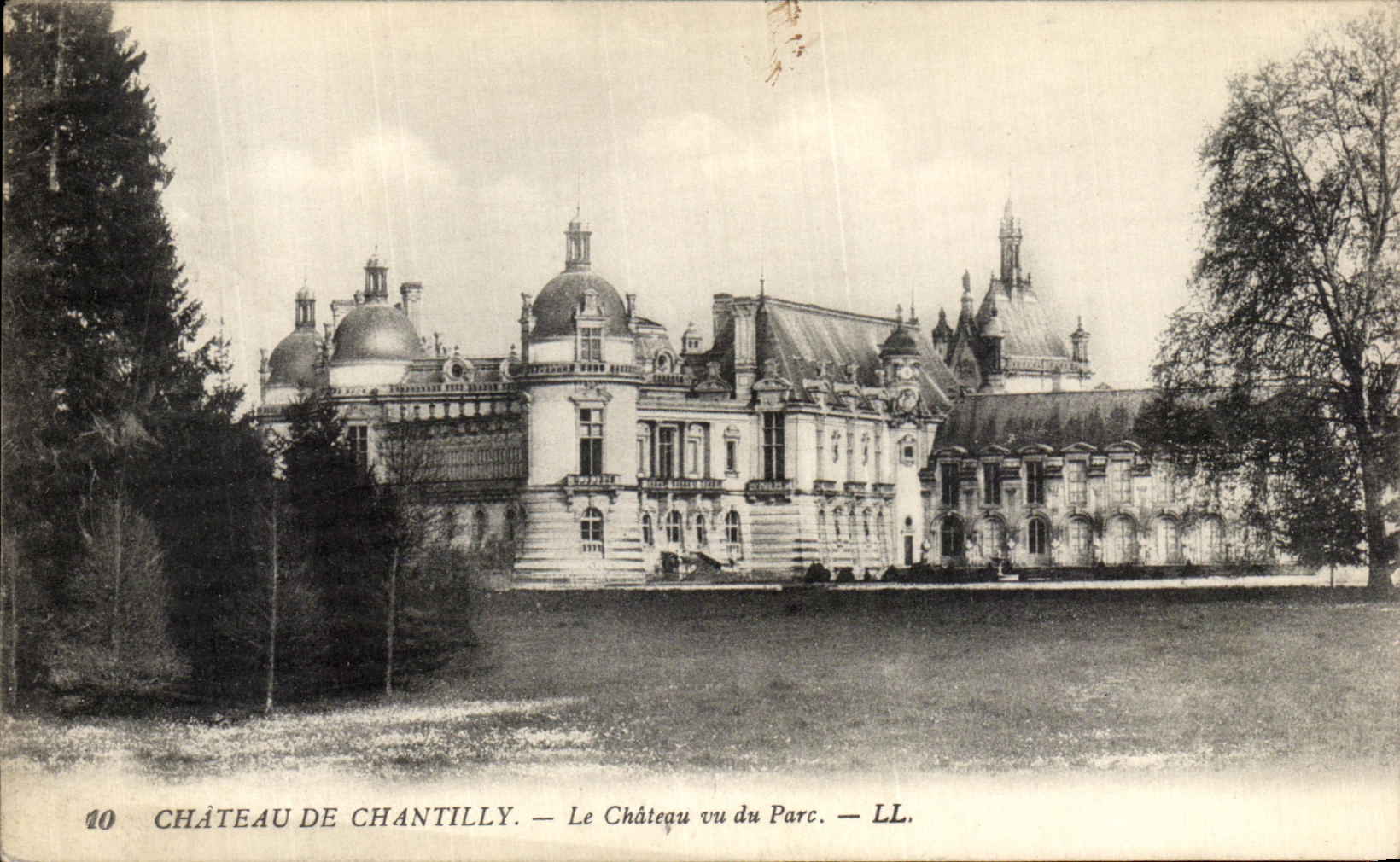 VINTAGE POSTCARD Castle of Chantilly the Castle seen of the park