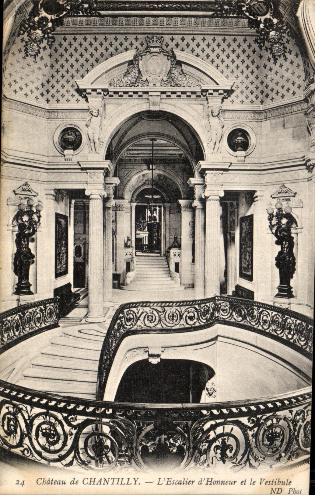 VINTAGE POSTCARD Chantille Castle Of L Staircase D Honor and the Hall