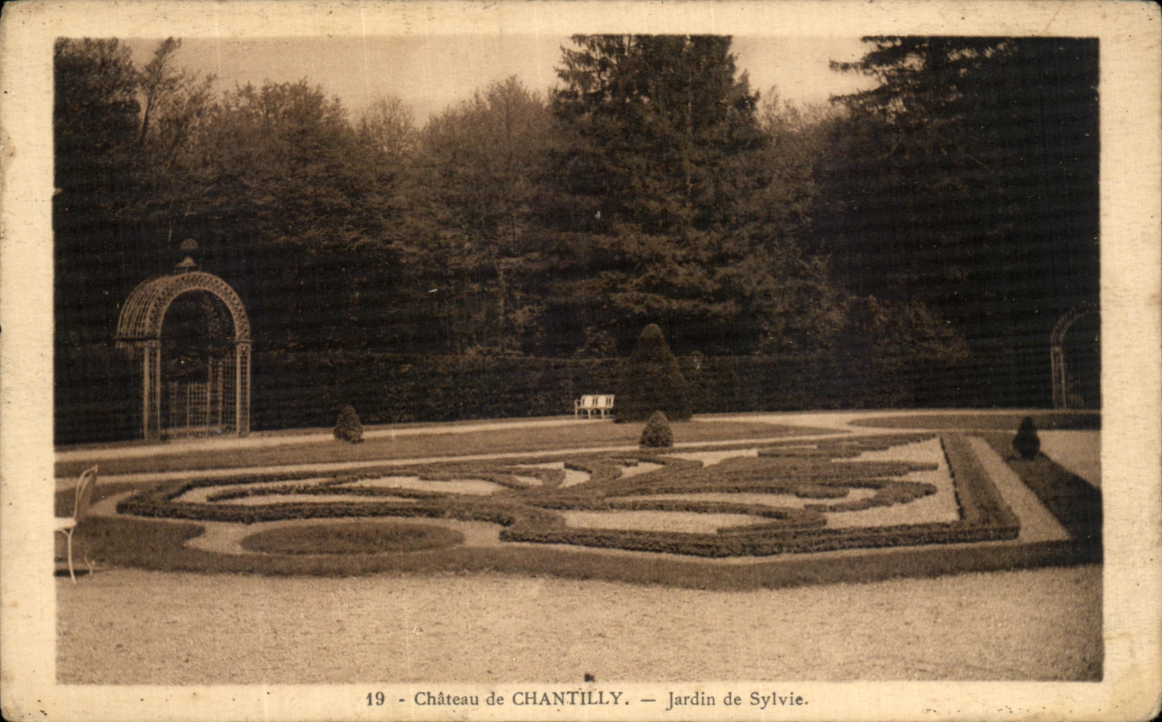 VINTAGE POSTCARD Castle Of Chantilly Garden of Sylvie