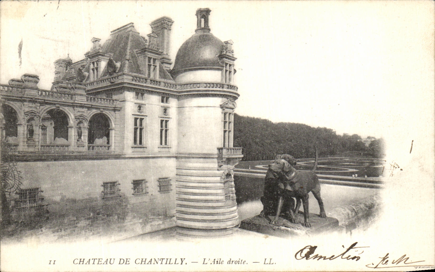 VINTAGE POSTCARD Castle Of Chantilly L Right wing Dogs