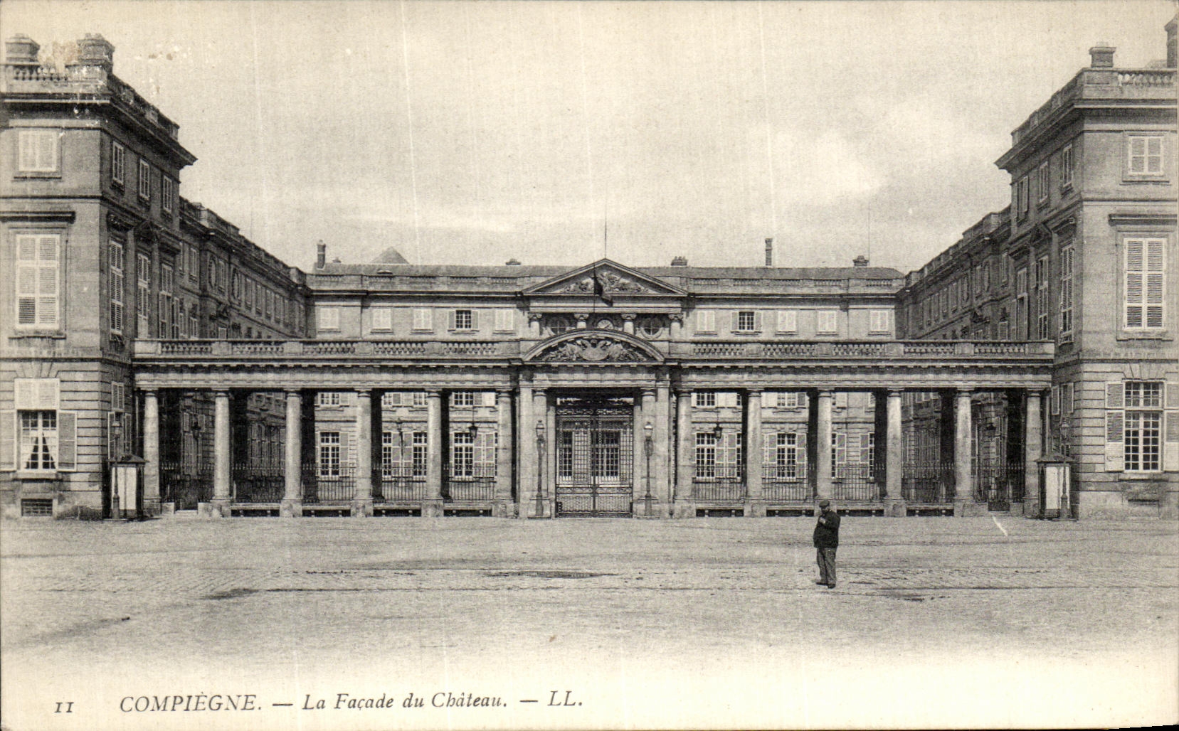 VINTAGE POSTCARD Castle of Chantilly the Frontage