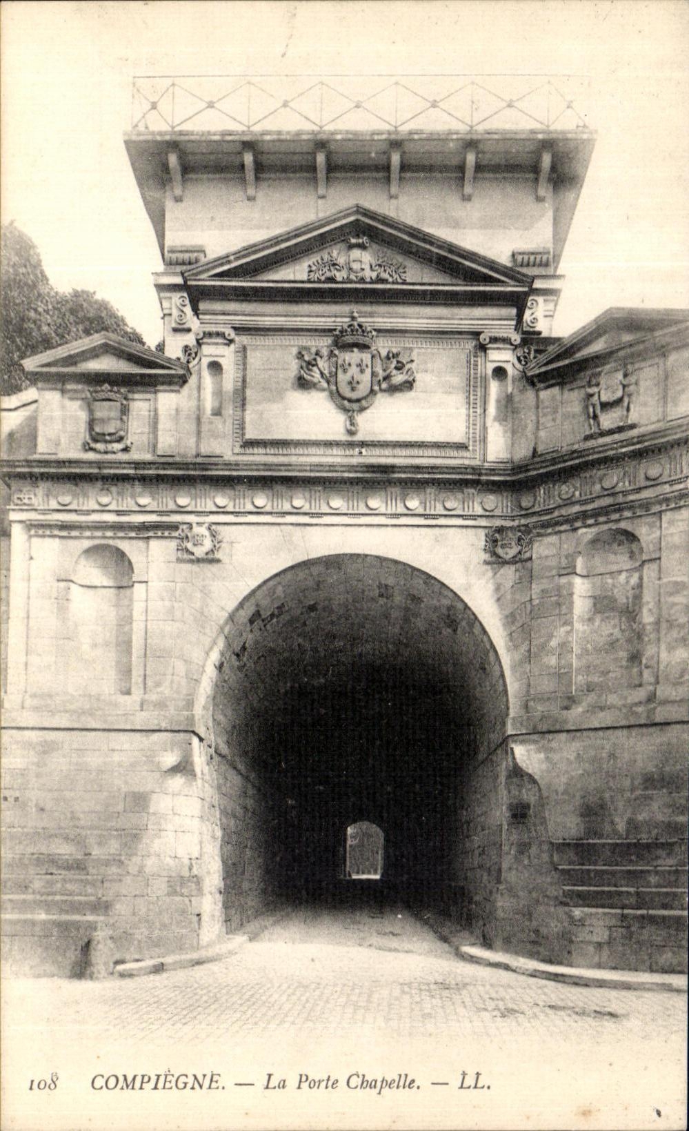 VINTAGE POSTCARD Compiegne the Gate Vault