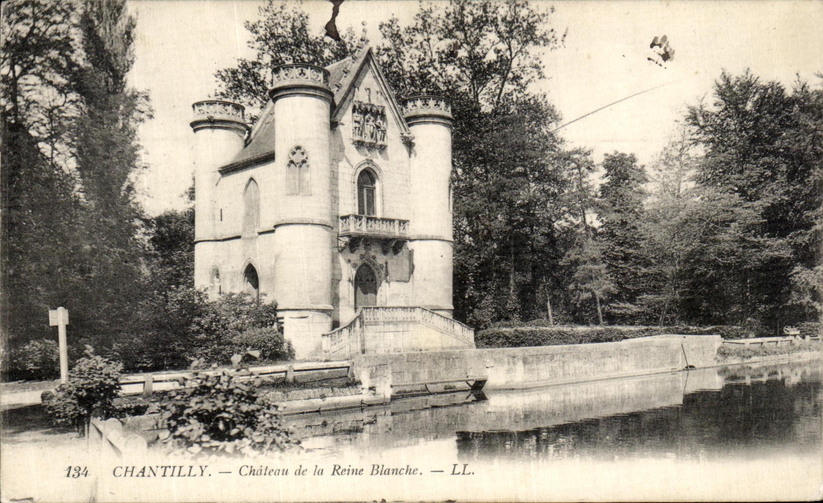 VINTAGE POSTCARD Chantilly Castle of the White Queen