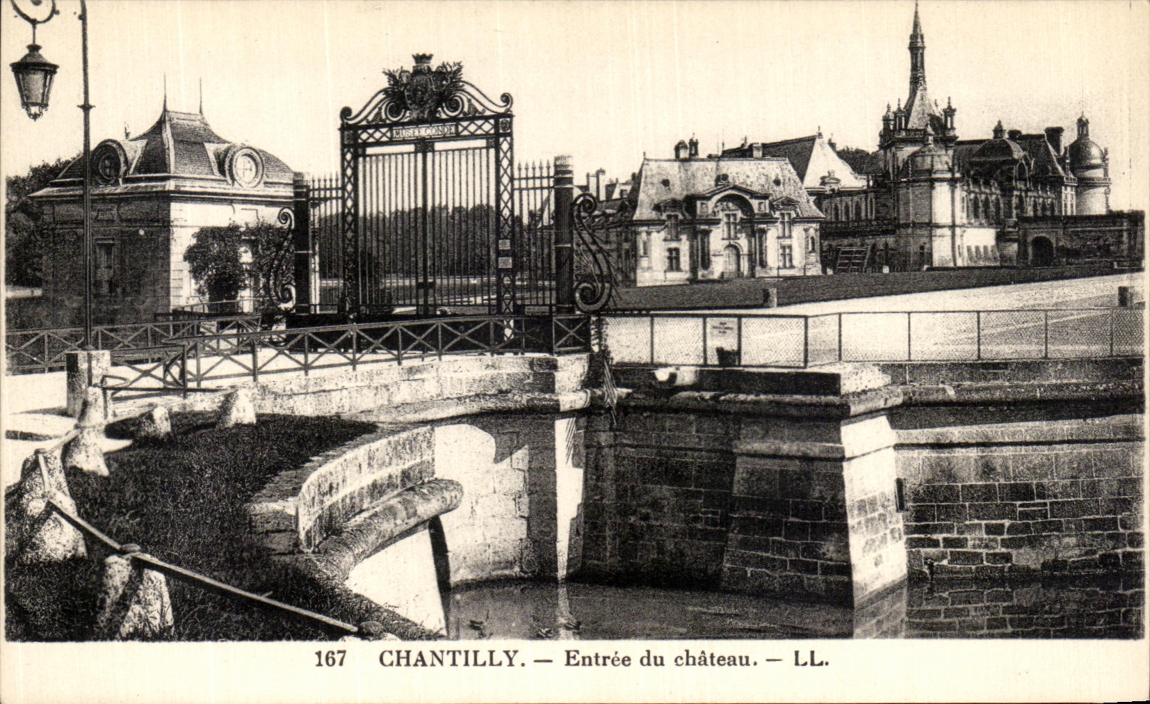 VINTAGE POSTCARD Chantilly Entered of the Castle