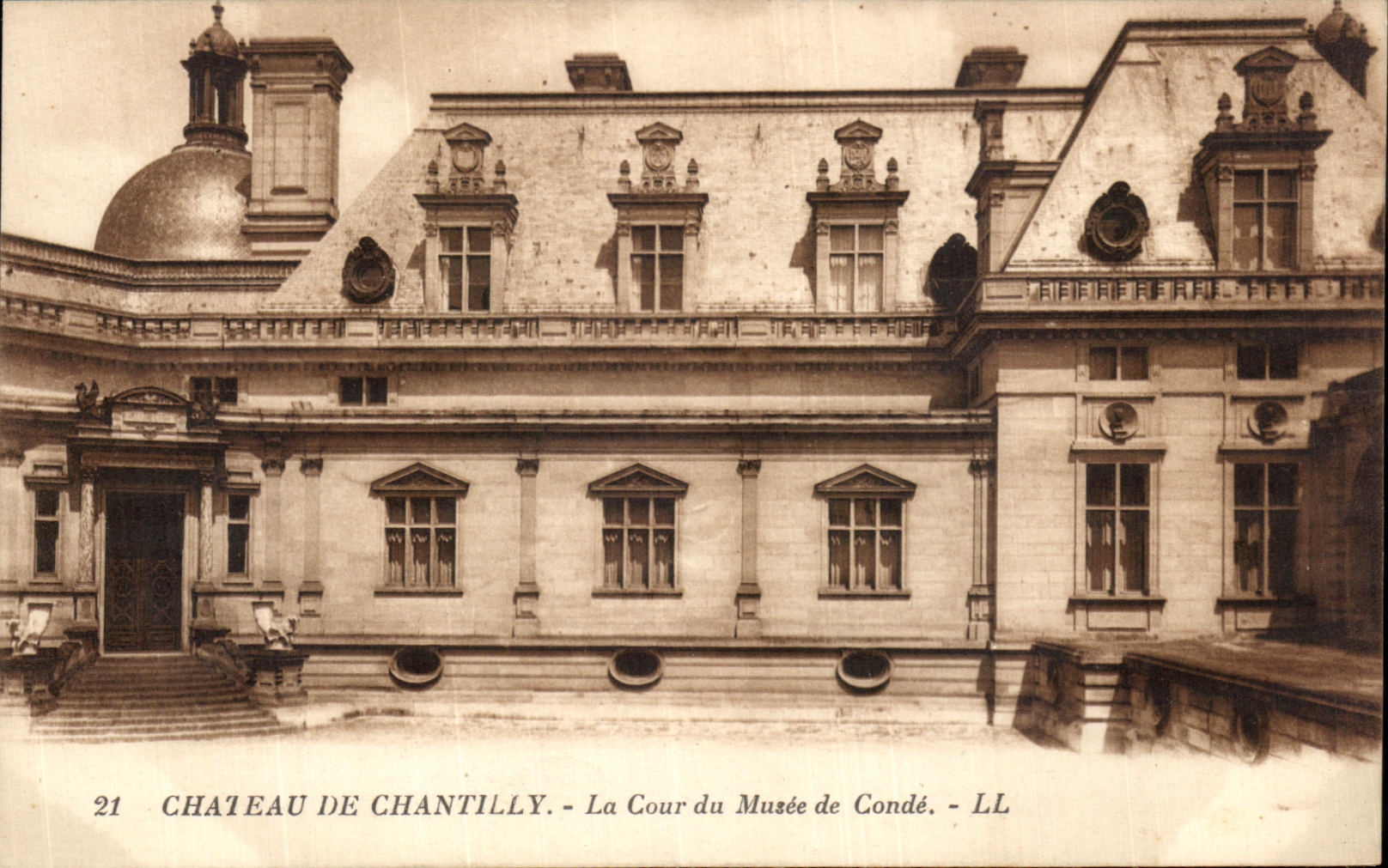 CPA Chateau De Chantilly La Cour du Musee de Conde