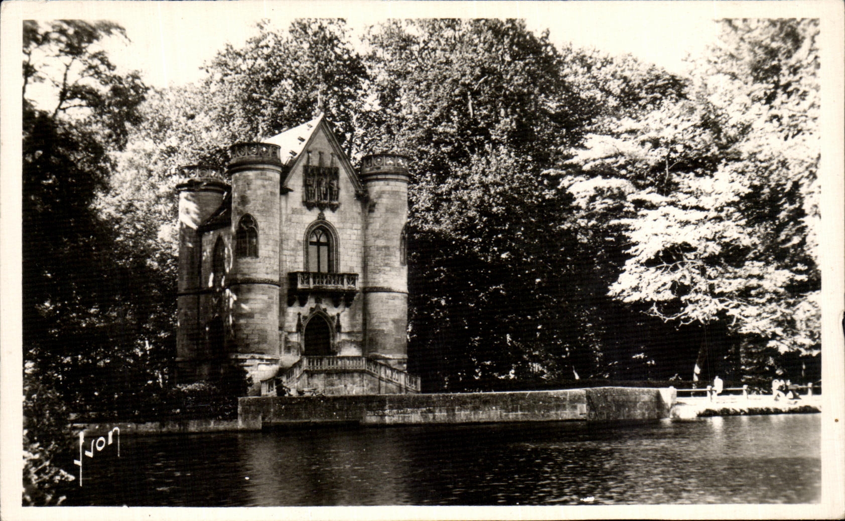 VINTAGE POSTCARD Chantilly Castle of Disavows White