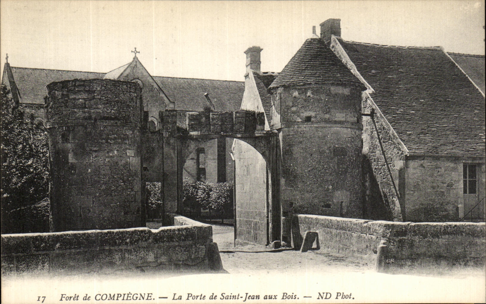 VINTAGE POSTCARD Drill of Compiegne the Gate of Jean Saint to Wood