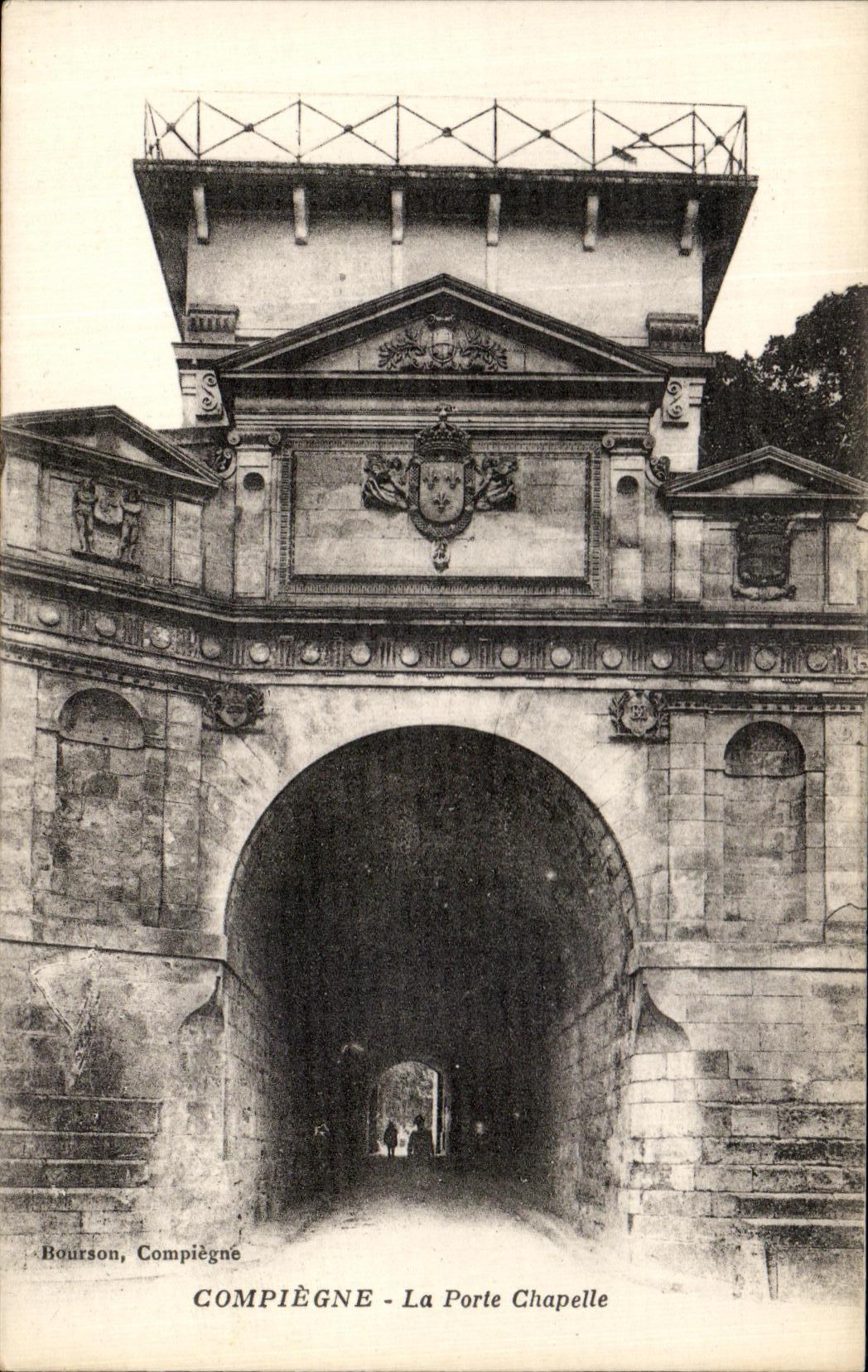 VINTAGE POSTCARD Compiegne the Gate Vault