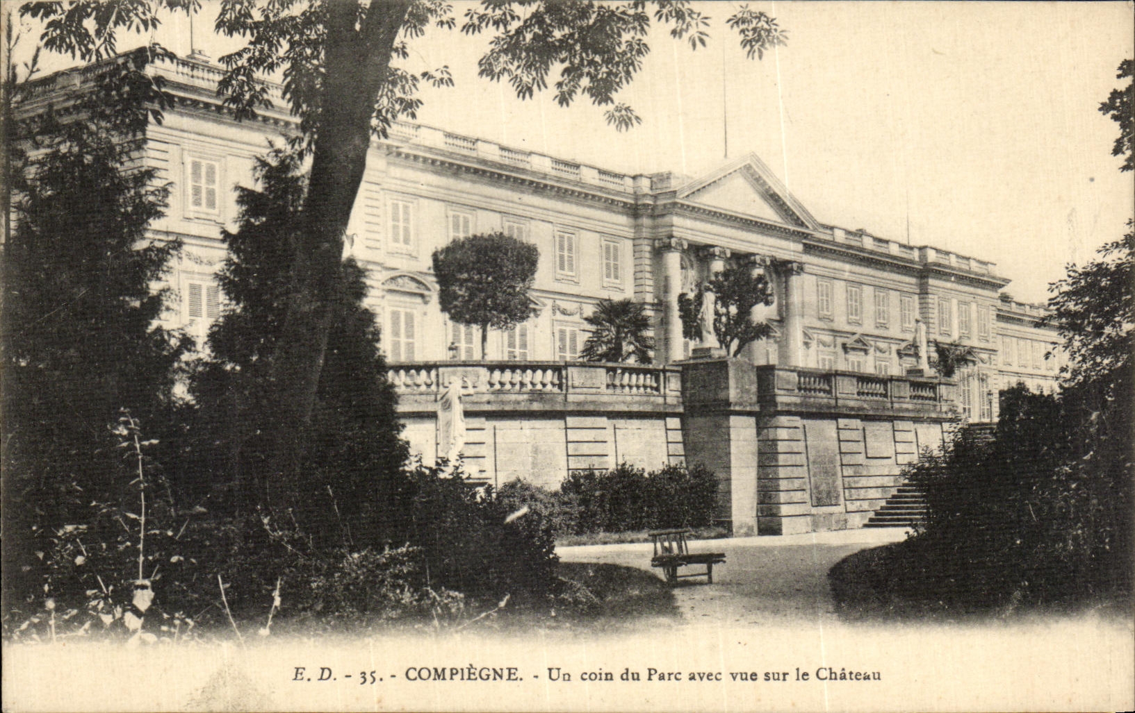 POSTAL Compiegne de la VENDIMIA una esquina del parque con vista en el castillo