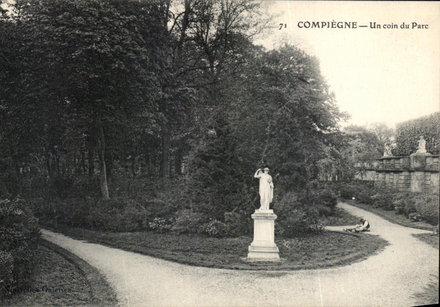 POSTAL Compiegne de la VENDIMIA una esquina del parque
