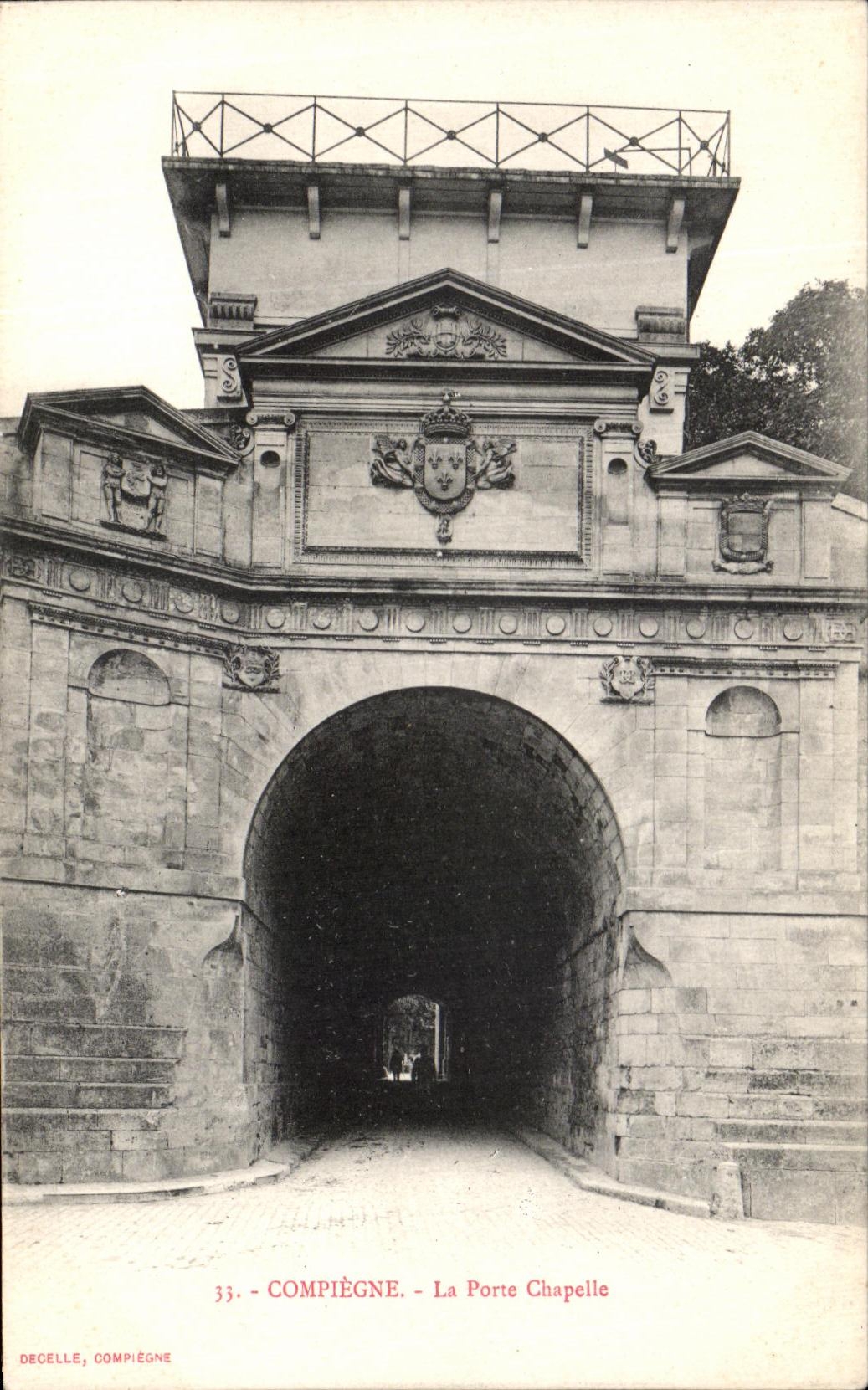 VINTAGE POSTCARD Compiegne the Gate Vault