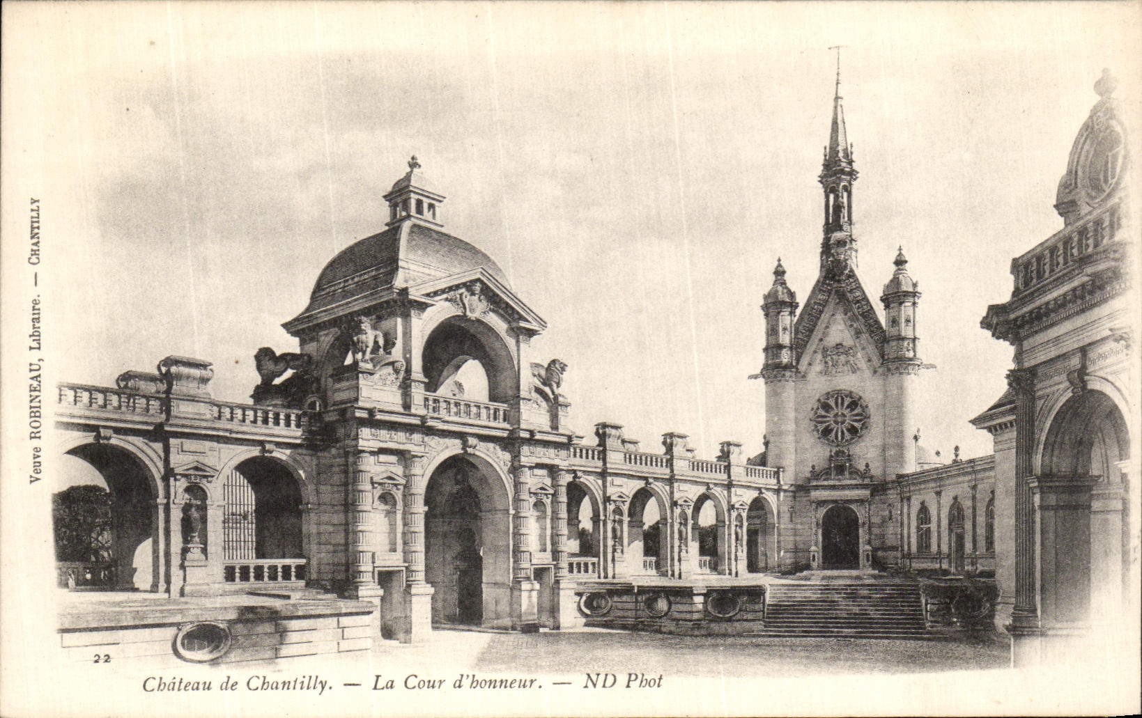 VINTAGE POSTCARD Castle Of Chantilly Court D Honor