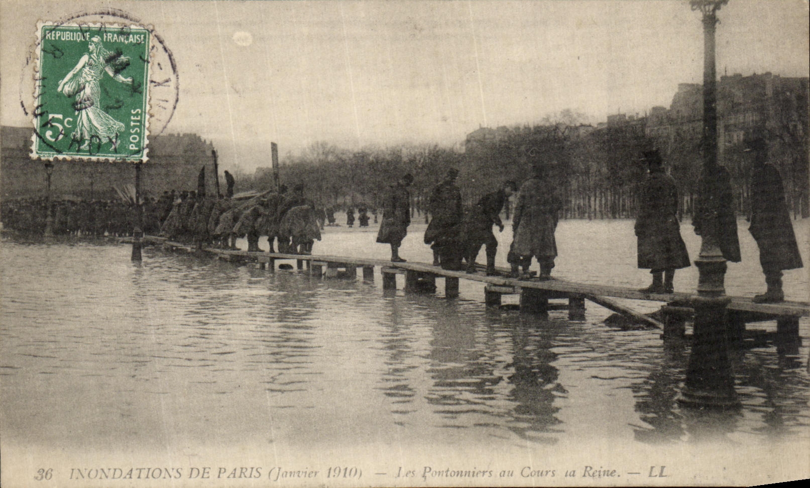 VINTAGE POSTCARD Paris Floods Pontonniers during the queen