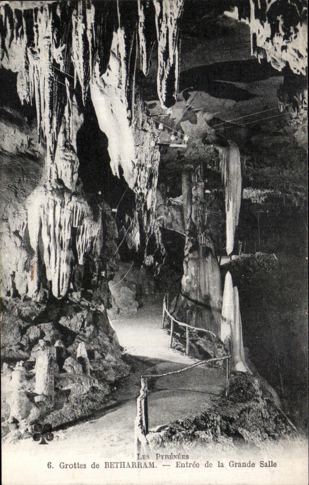 VINTAGE POSTCARD Caves of Betharram Entered of the Big room