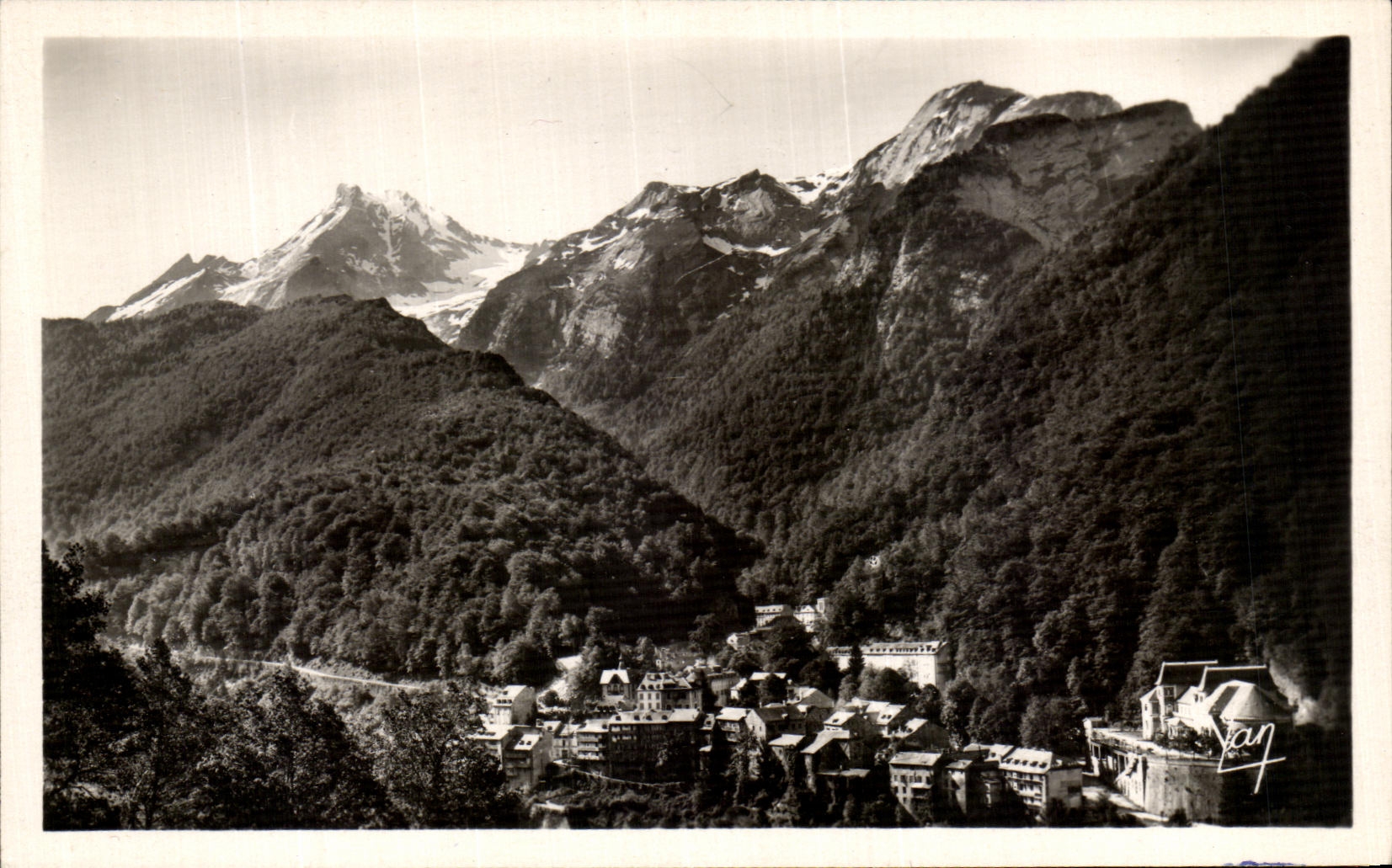 VINTAGE POSTCARD Good Water the Pyrenees