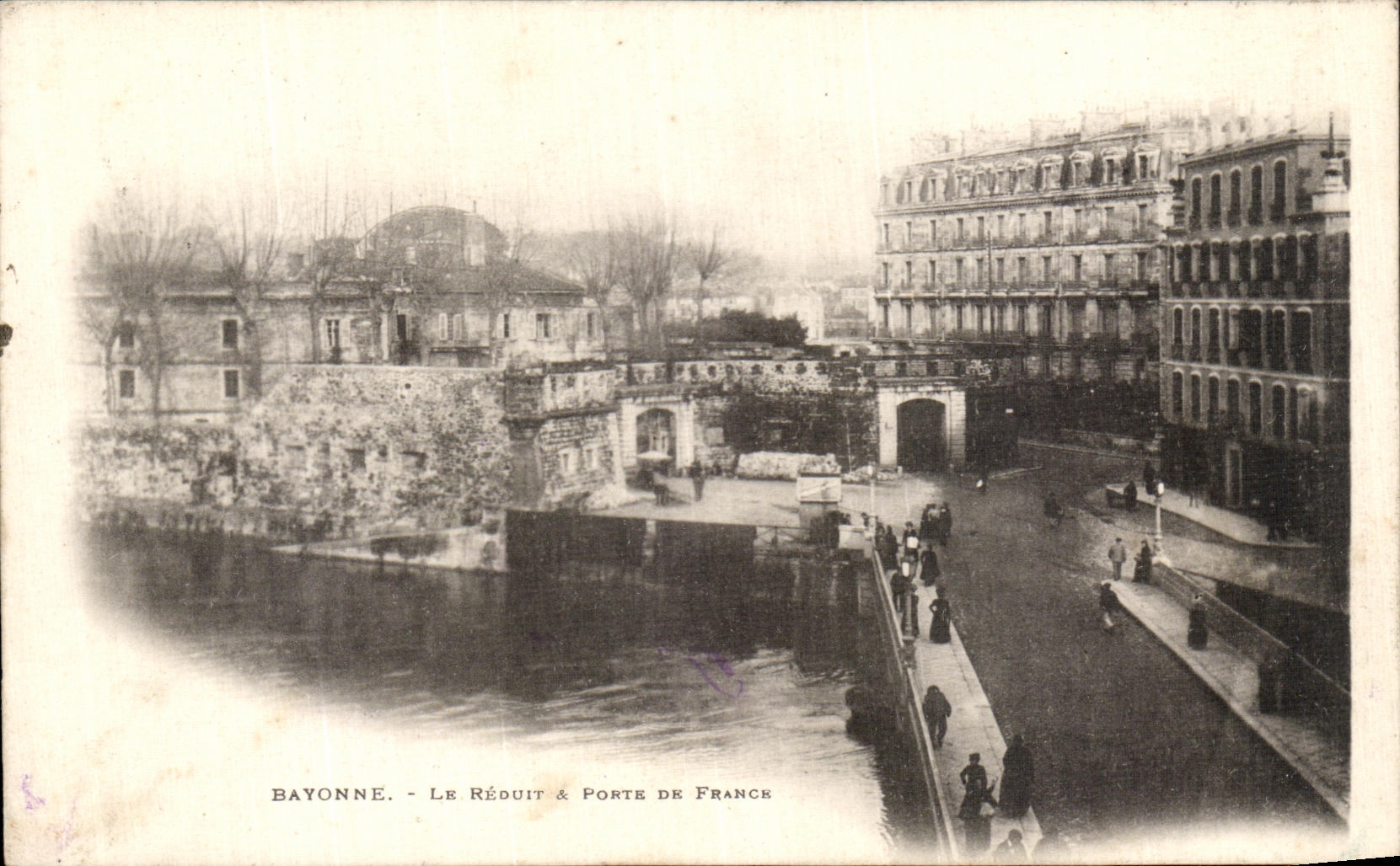 La POSTAL Bayonne de la VENDIMIA la vuelta y lleva Francia