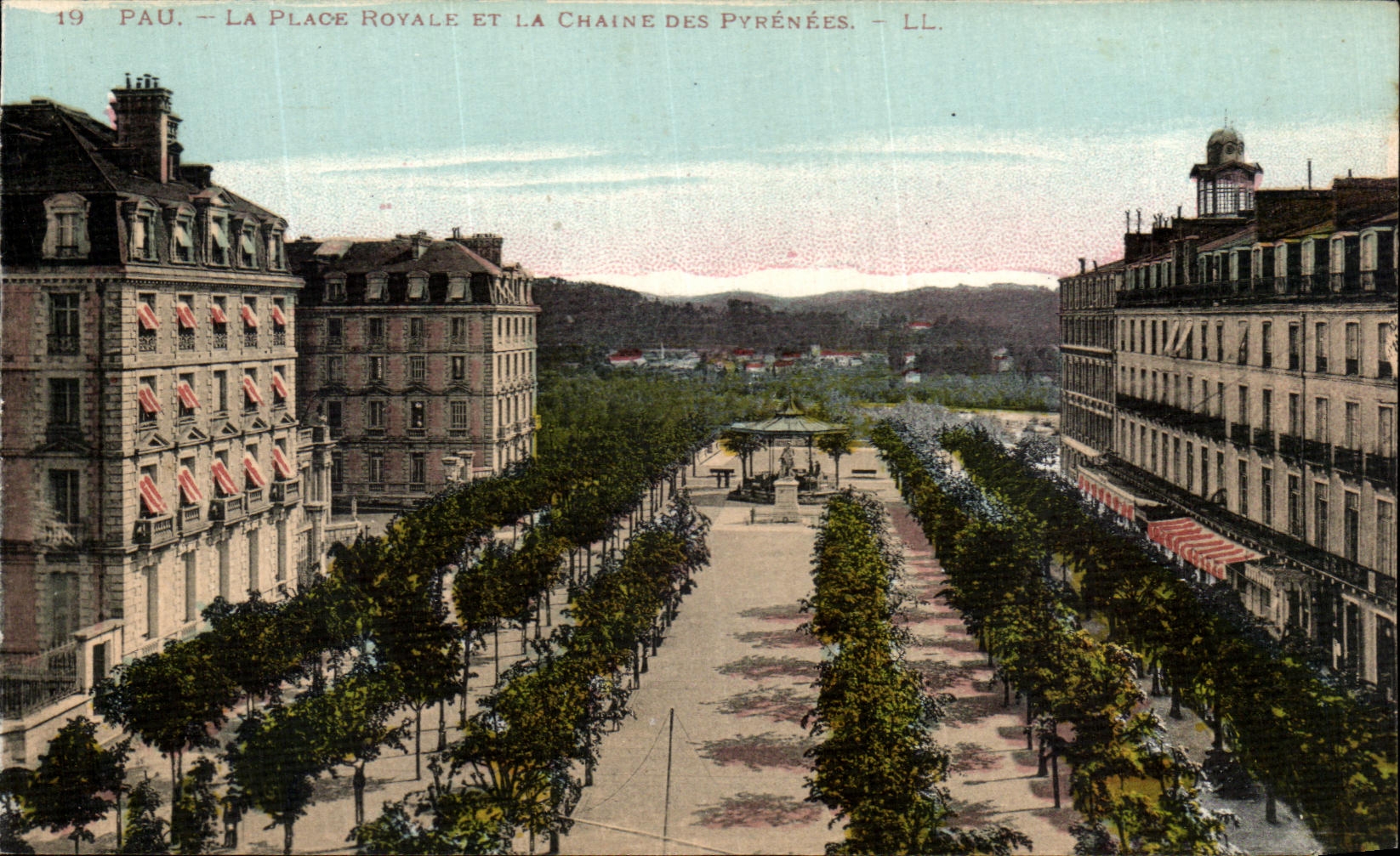 CPA Pau La Place Royale Et La Chaine Des Pyrenees