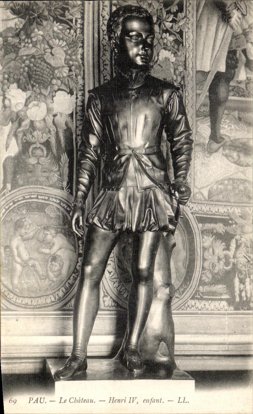 VINTAGE POSTCARD Pau the Castle the Room Of Henri IV Child