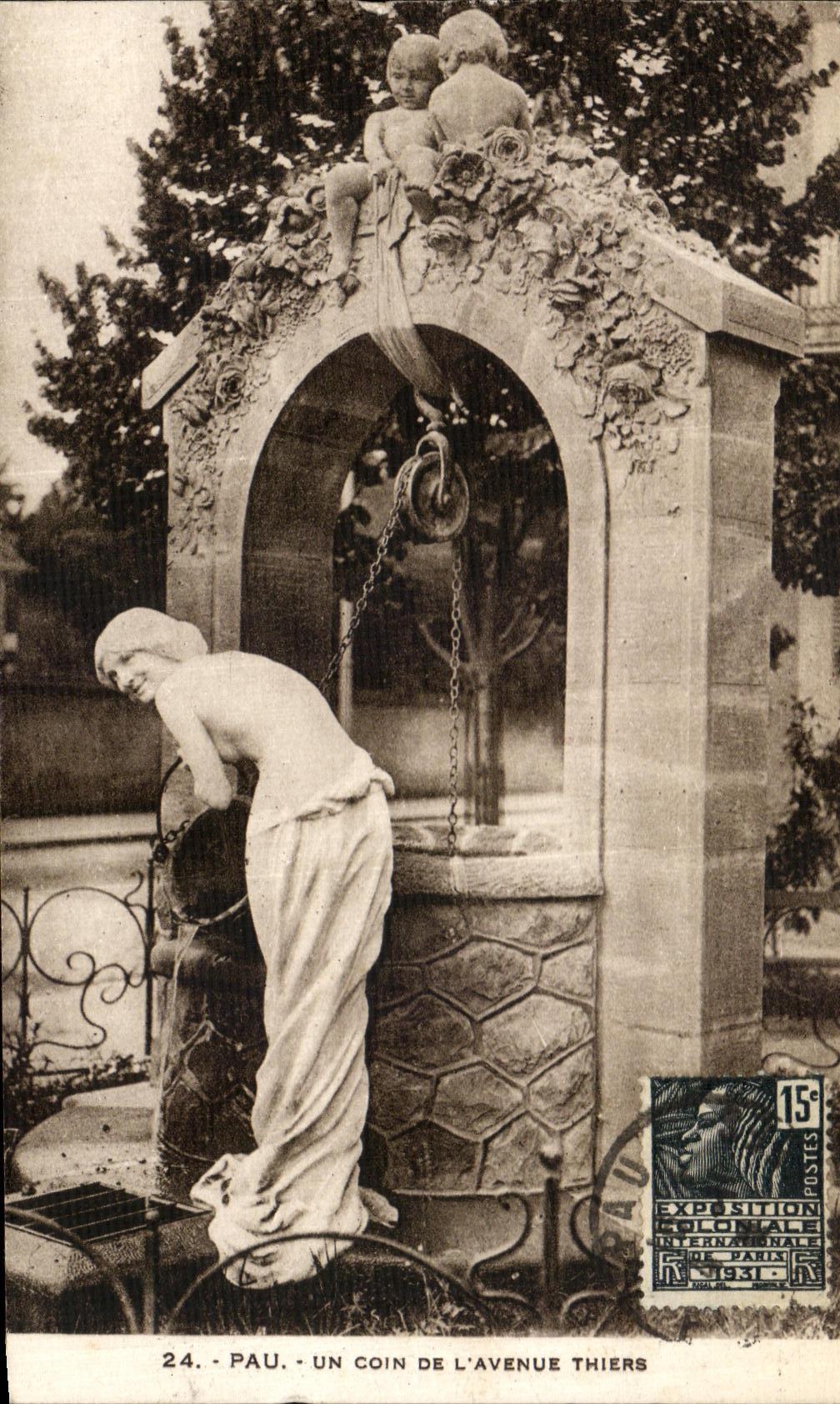 POSTAL Pau de la VENDIMIA una esquina de L avenida de Thiers