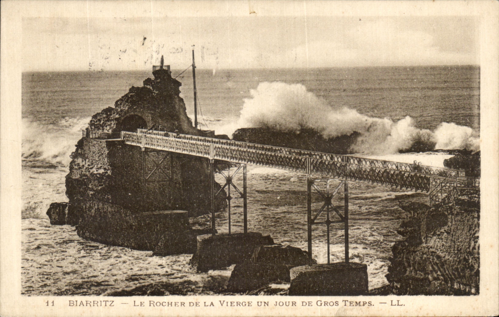 CPA Biarritz Le Rocher De La Vierge Un Jour De Gros Temps 