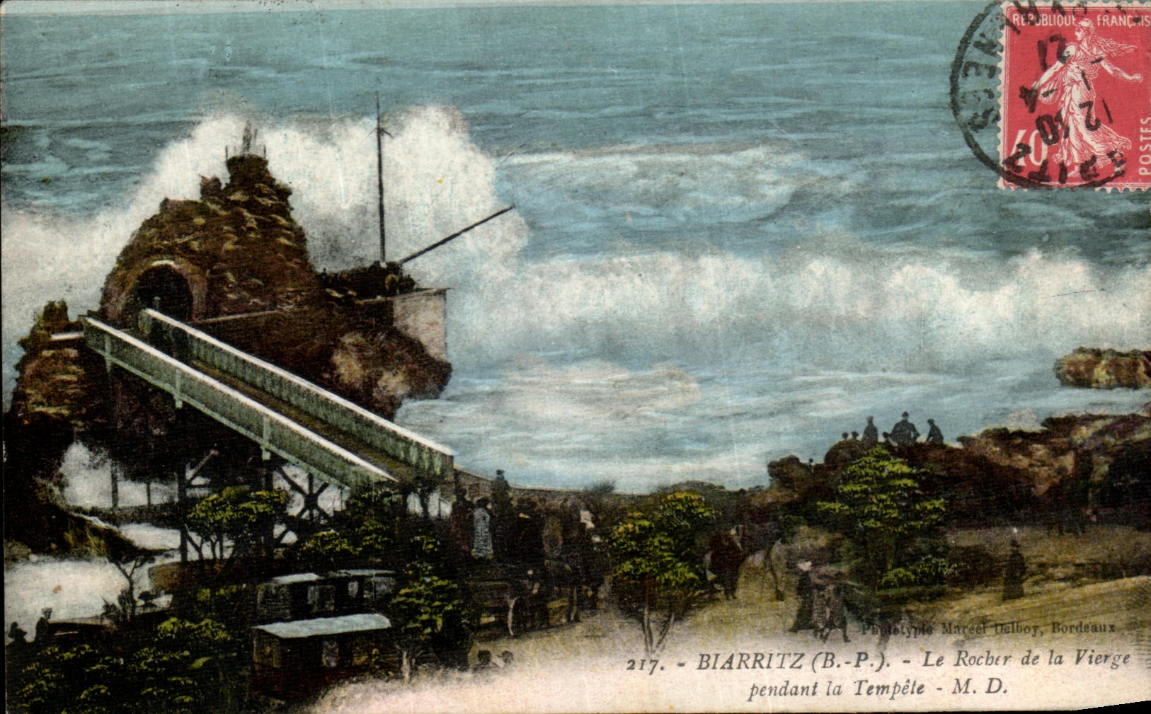 CPA Biarritz Le Rocher de la Vierge Pendant la Tempete 