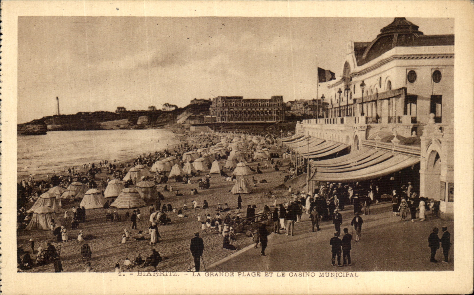 VINTAGE POSTCARD Biarritz Main beach And the Municipal Casino