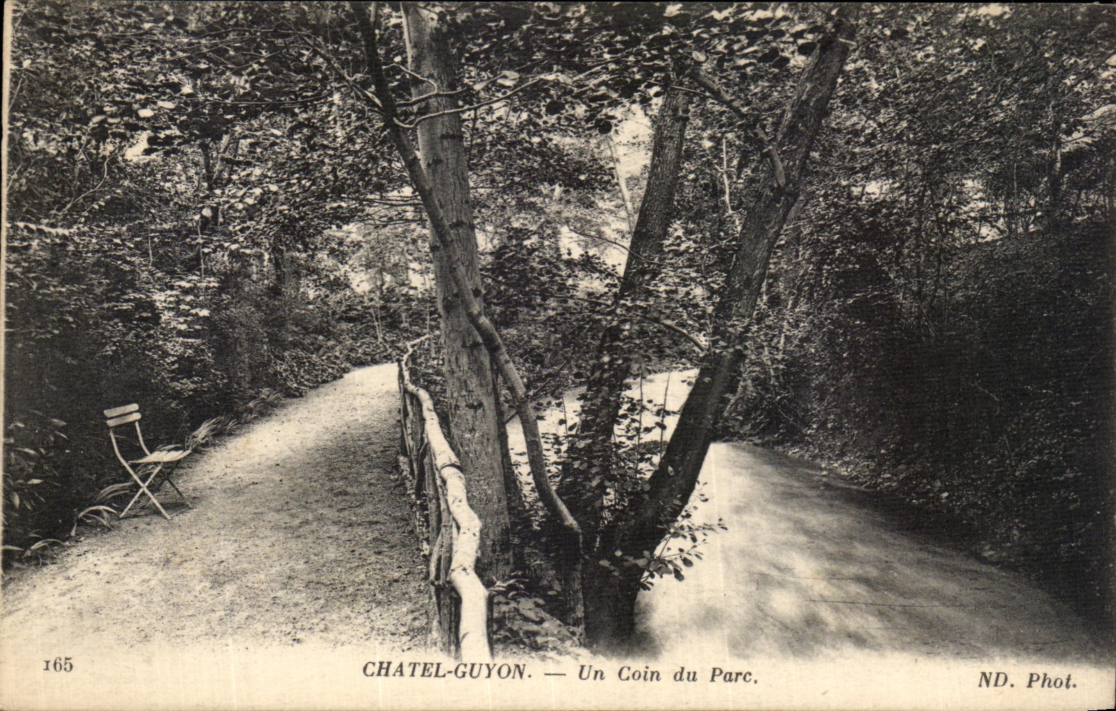 POSTAL Chatelguyon de la VENDIMIA una esquina del parque