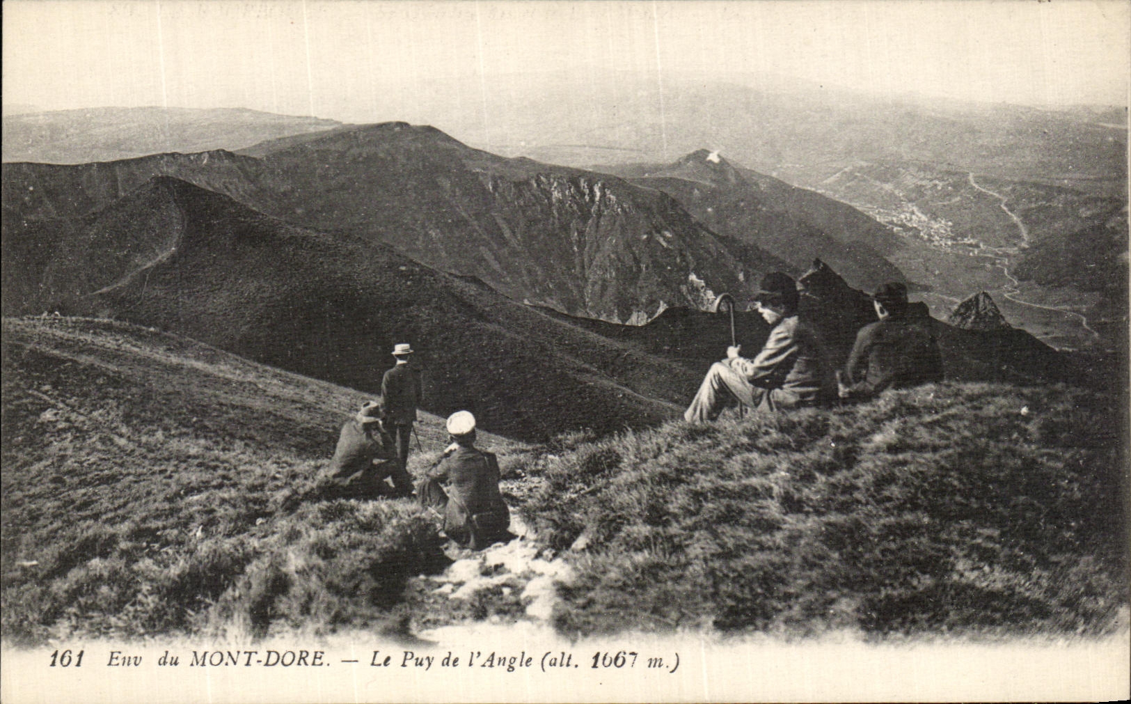 VINTAGE POSTCARD Env of the Mount Gilds Puy of L Angle