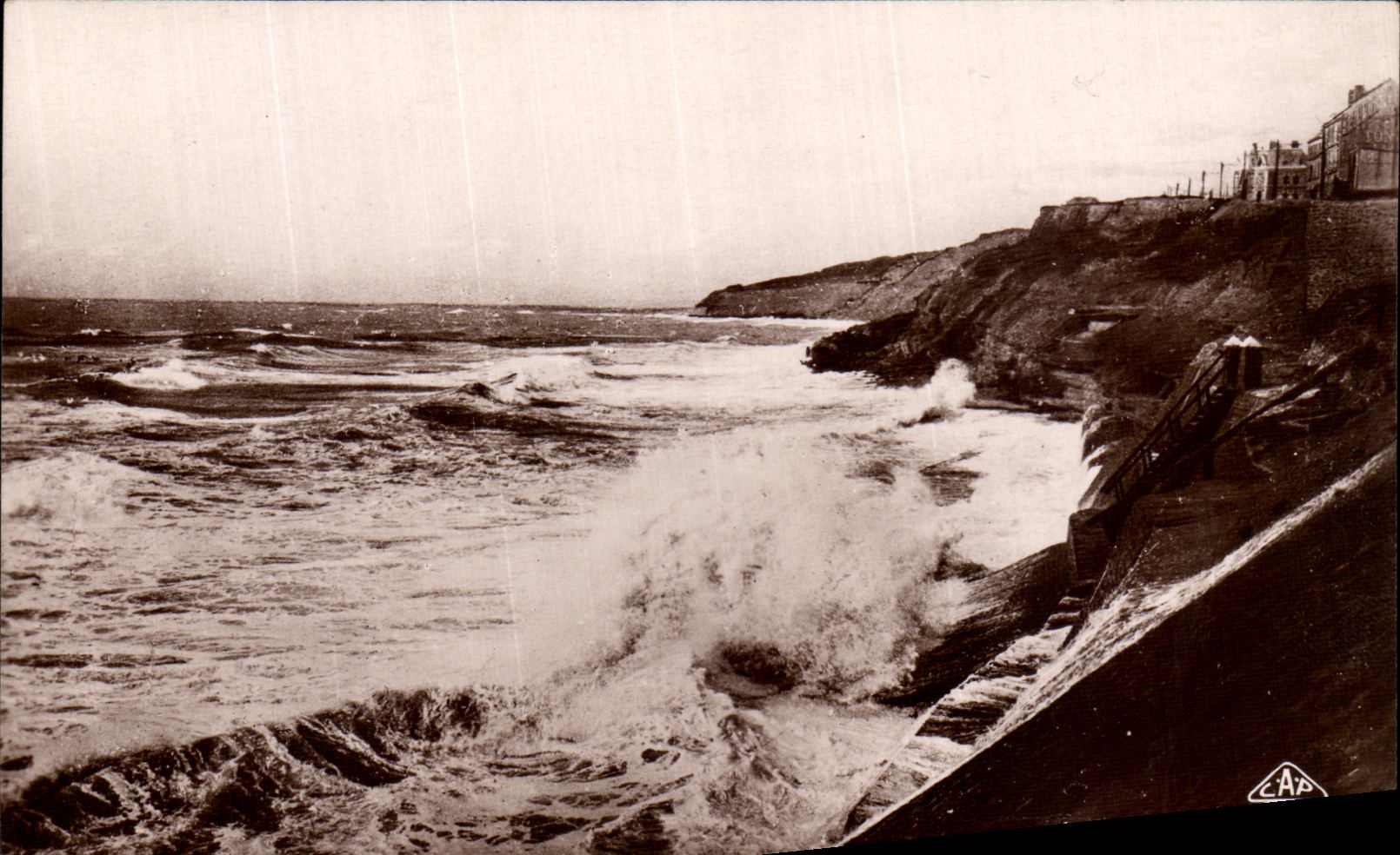 CPA Wimereux Les Falaises Par Gros Temps 