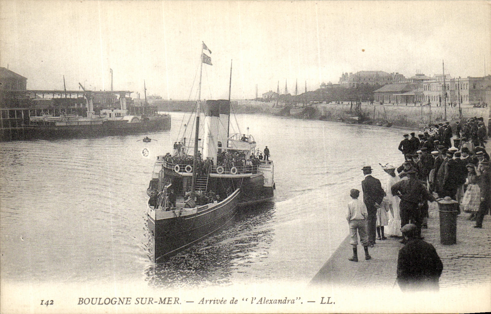 VINTAGE POSTCARD Boulogne On Arrived Sea of L Alexandra Bateau Alexandra