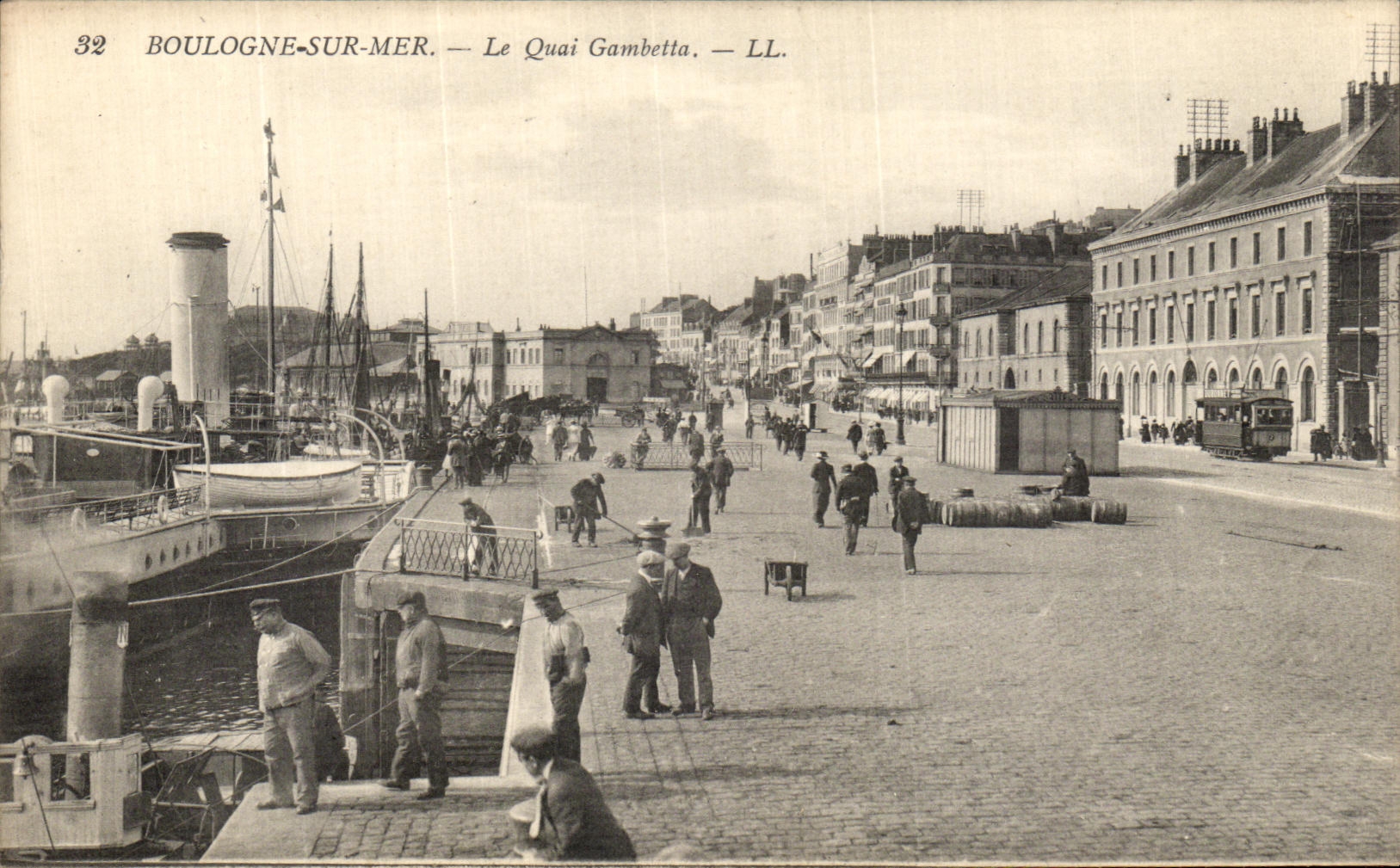VINTAGE POSTCARD Boulogne On Sea the Quay Gambetta Boat