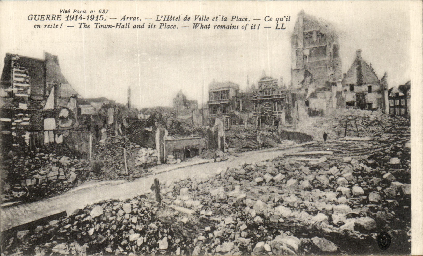 CPA Arras L Hotel de Ville et La Place Militaria 