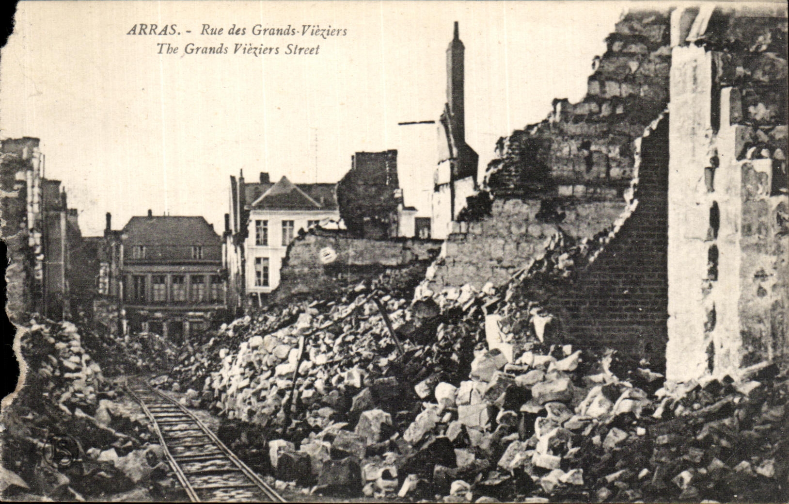 CPA Arras Rue Des Grands Vieziers Militaria 