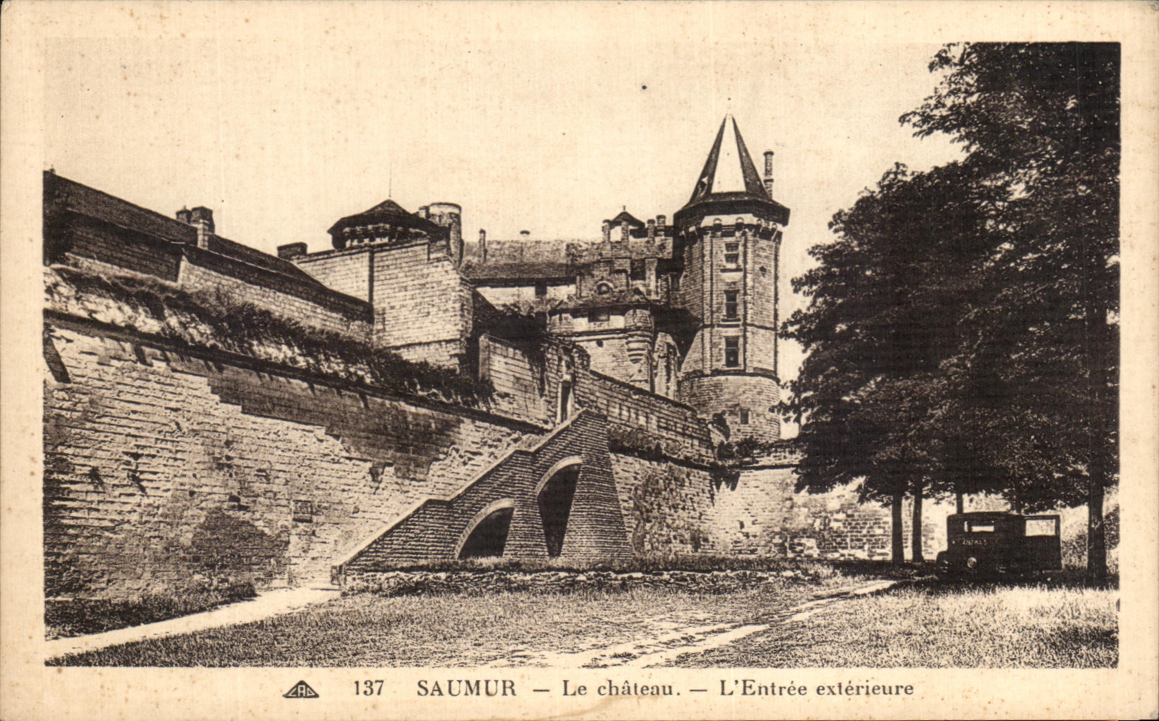 VINTAGE POSTCARD Saumur the Castle L Entered Exterieutre