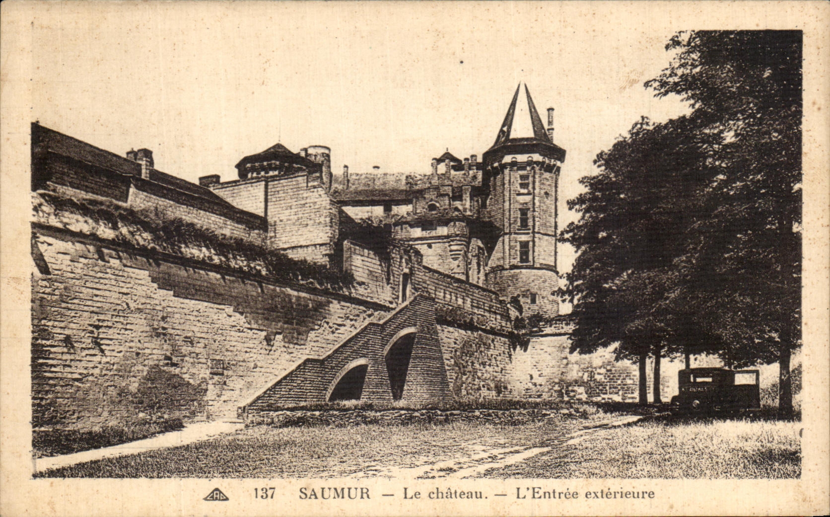 VINTAGE POSTCARD Saumur the Castle L Entered External