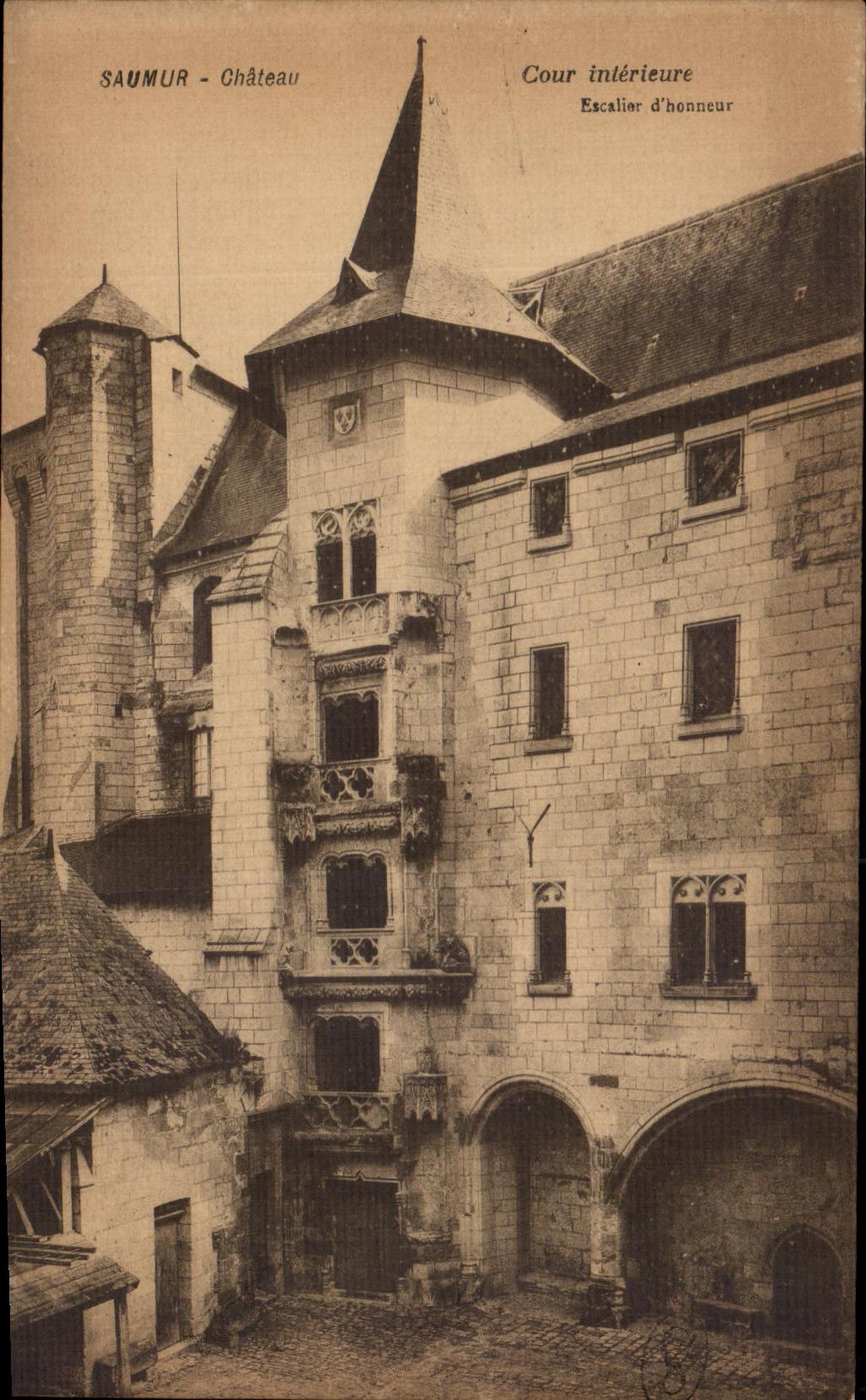 CPA Saumur Chateau Cour Interieure 