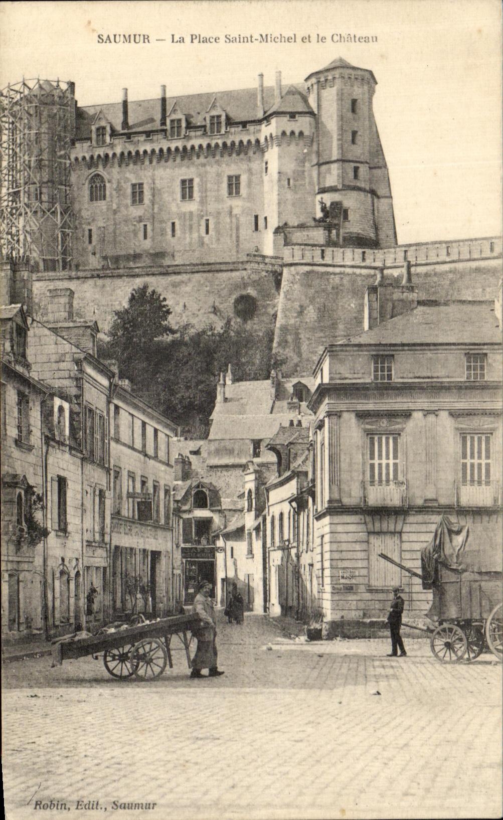 CPA Saumur La Place Saint michel et Le chateau Chifonnier