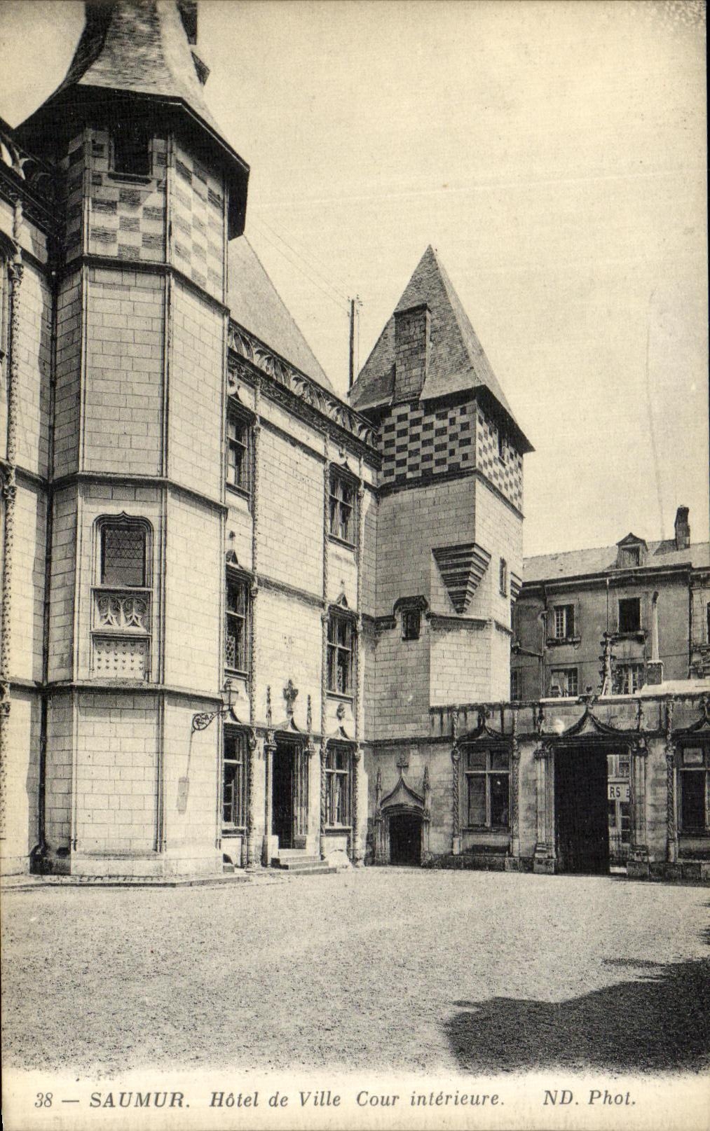 CPA Saumur Hotel de Ville Cour Interieure 